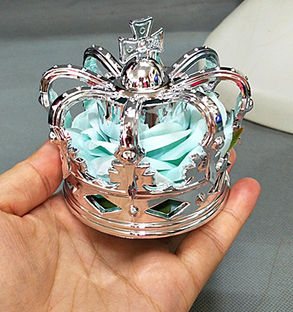 Silver Crown (light blue rose inside)